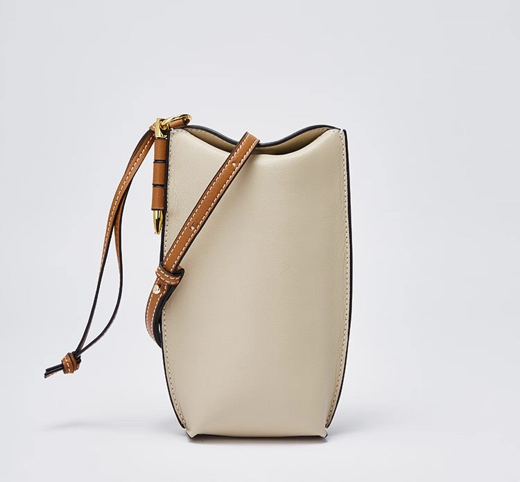 pochette téléphone Cuir Véritable de couleur blanc crème, bandoulière marron