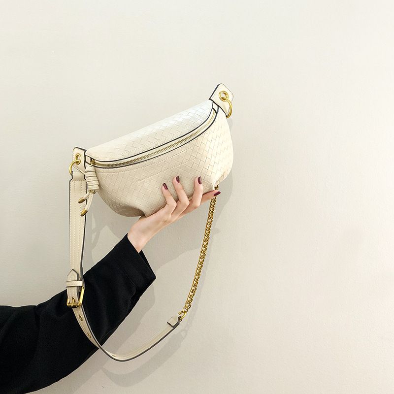 Sac banane à chaîne couleur blanc avec effet tressé, accessoire élégant et polyvalent