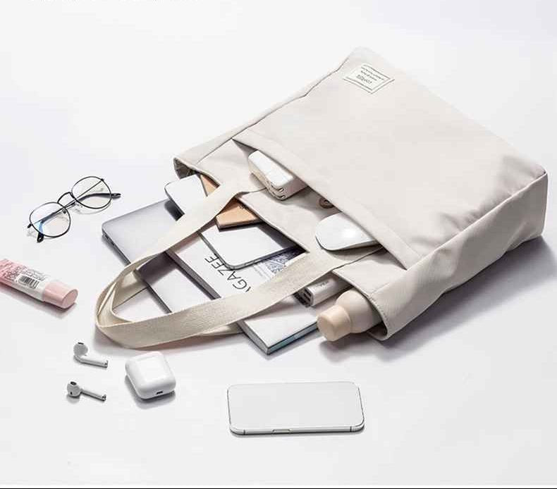 Poches et rangements multiples du sac ordinateur femme organisé