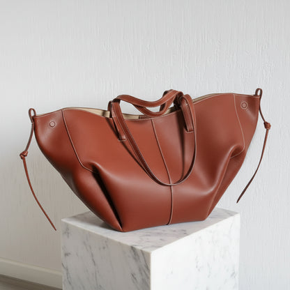 ce sac cabas cuir élégance transformable change en deux formes grâce aux ailettes sur le coté