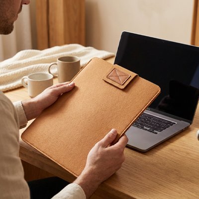 pochette ordinateur élégante en feutre  de couleur marron / 11, 13, 15 pouces