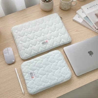 Pochette ordinateur esthétique minimaliste avec petite étiquette discrète 
