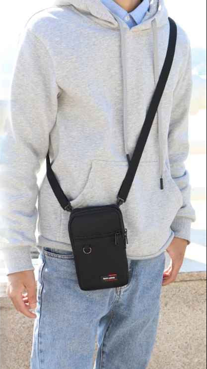 Pochette téléphone disponible en noir, gris et bleu