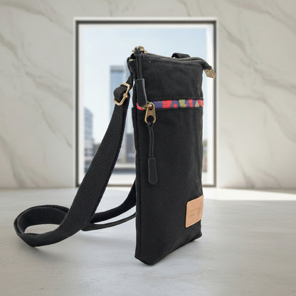 Vue de profil de la pochette téléphone bandoulière confort et pratique