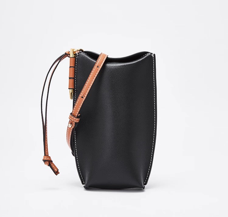 Pochette téléphone Cuir Véritable de couleur noir bandoulière marron