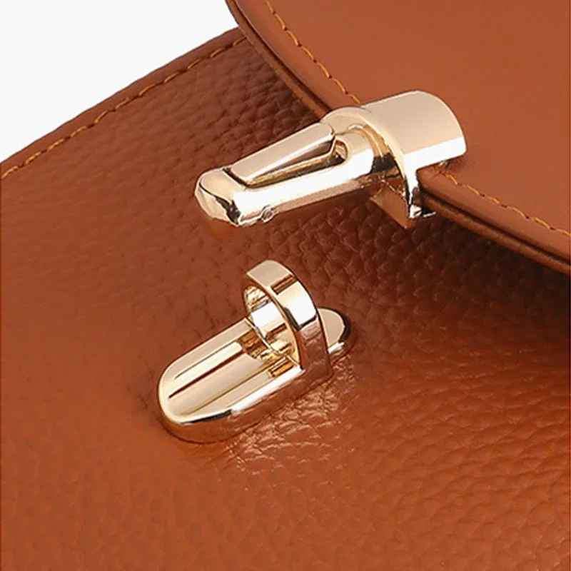 Fermoir élégant pochette telephone en cuir  détail qualité premium
