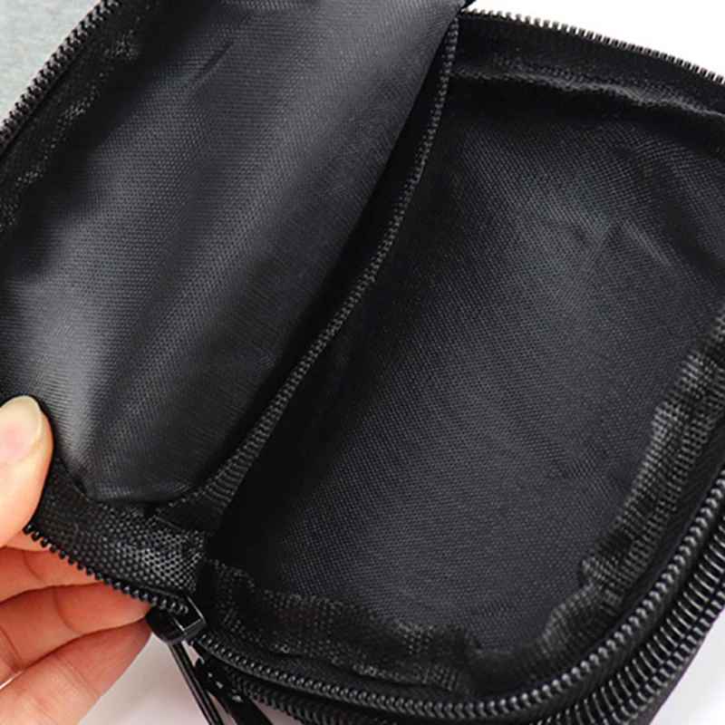 Intérieur de la pochette téléphone avec compartiments de rangement