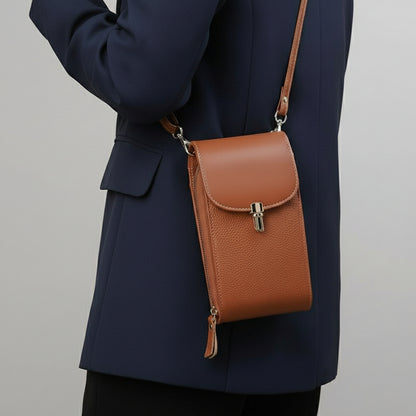 Femme portant pochette telephone bandoulière en cuir  style urbain élégant
