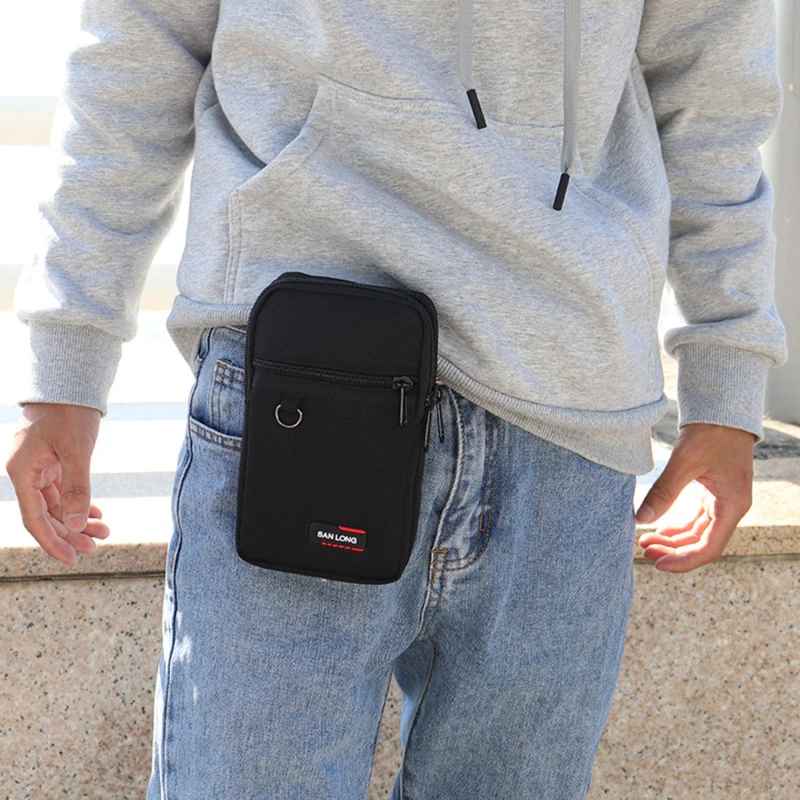 Homme portant la pochette téléphone à la ceinture