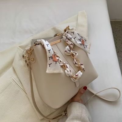 Sac à bandoulière femme élégance et tendance de couleur beige crème