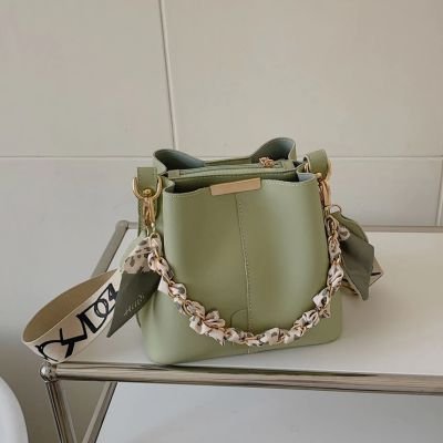 Sac à bandoulière femme  élégance et tendance de couleur  vert pastel