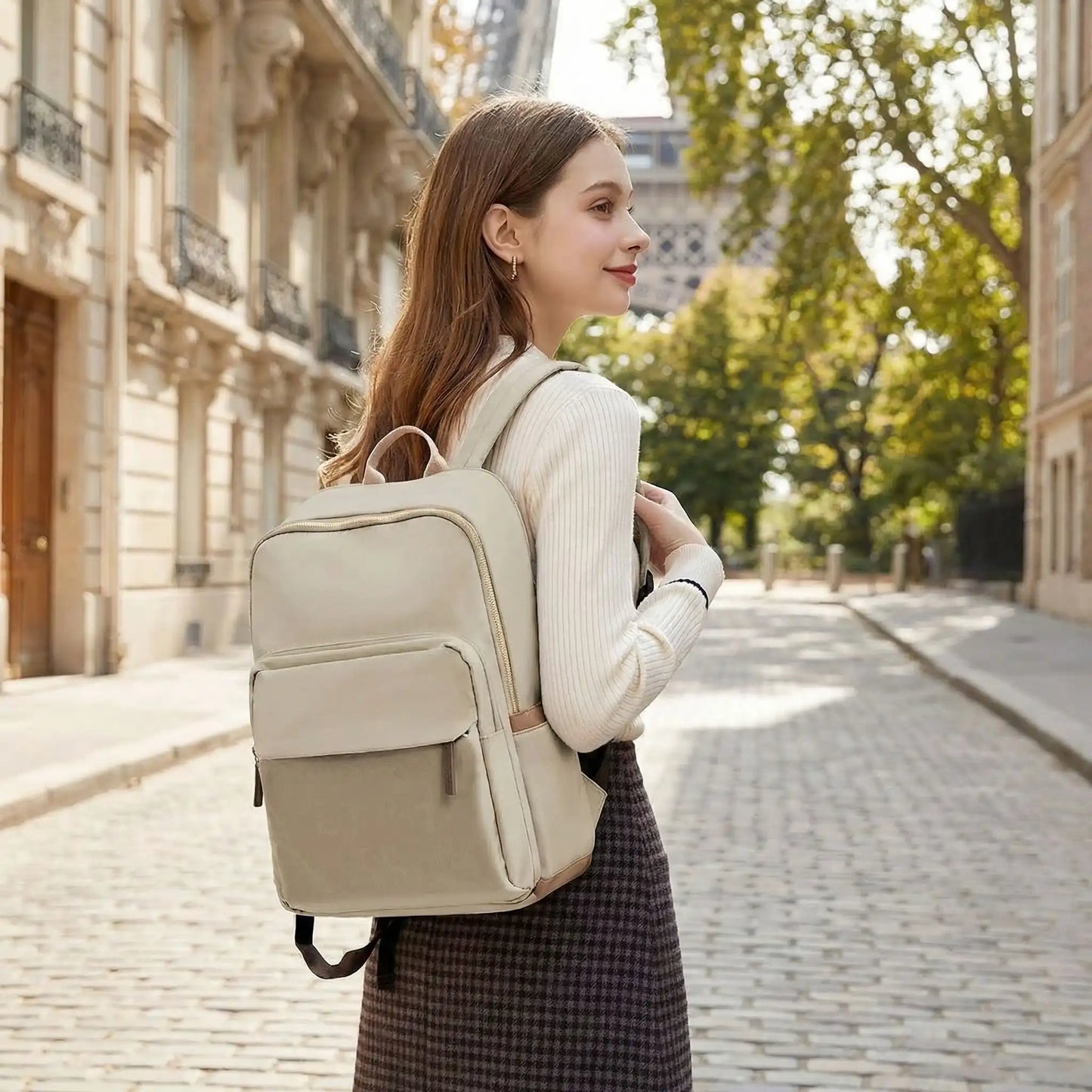 femme portant le sac a dos ordinateur femme élégance urbaine
