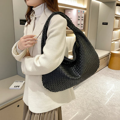 Sac à main bandoulière Tissé Élégant, noir, porté à l'épaule