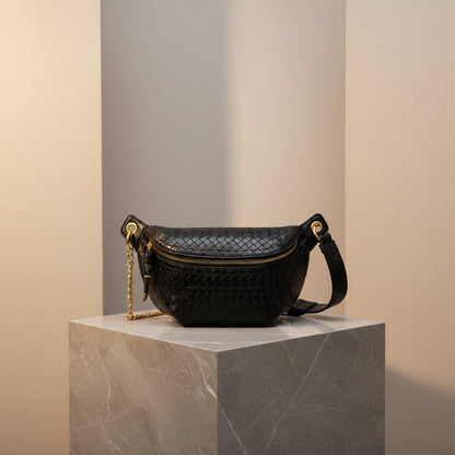 Sac banane femme à chaîne dorée avec effet tressé en cuir synthétique noir, bandoulière réglable pour style urbain élégant
