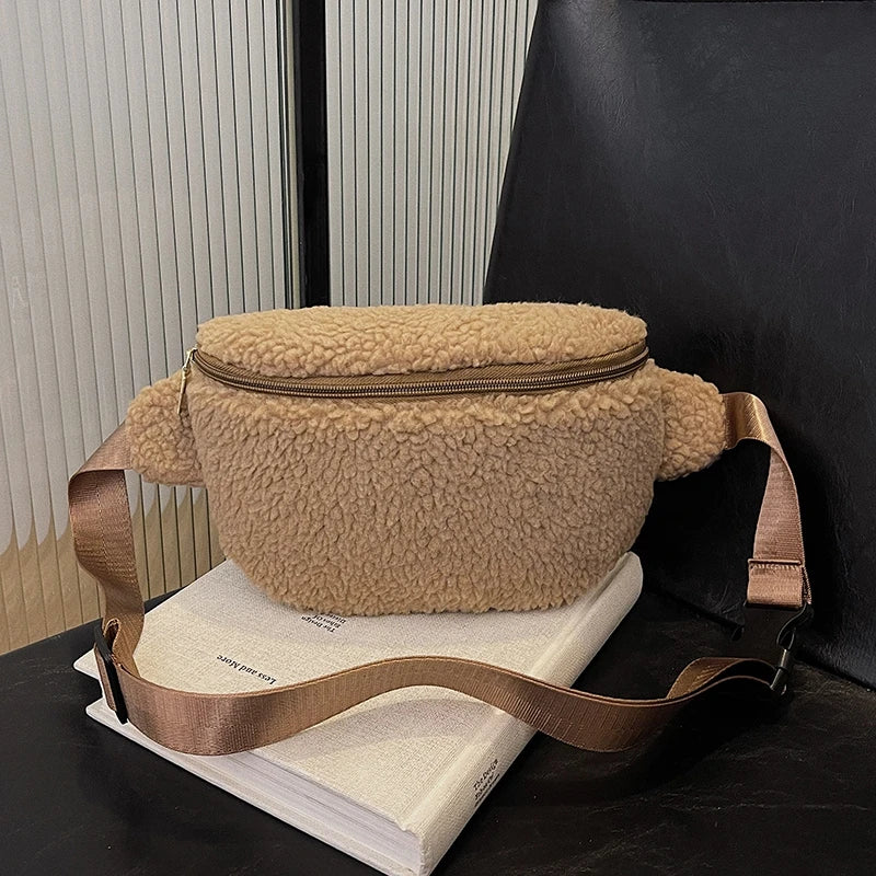 Sac banane sherpa couleur beige chaleureux, style automne-hiver élégant