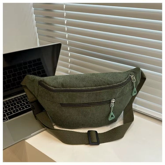 Sac banane femme tendance en velours côtelé - vue lifestyle