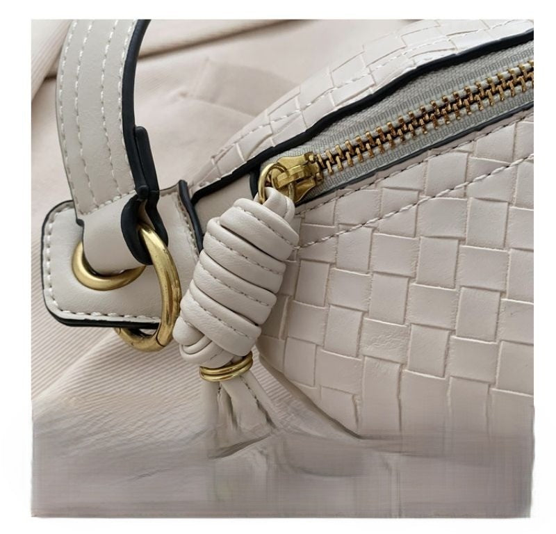 sac banane à chaîne montrant la  fermeture éclair fluide
