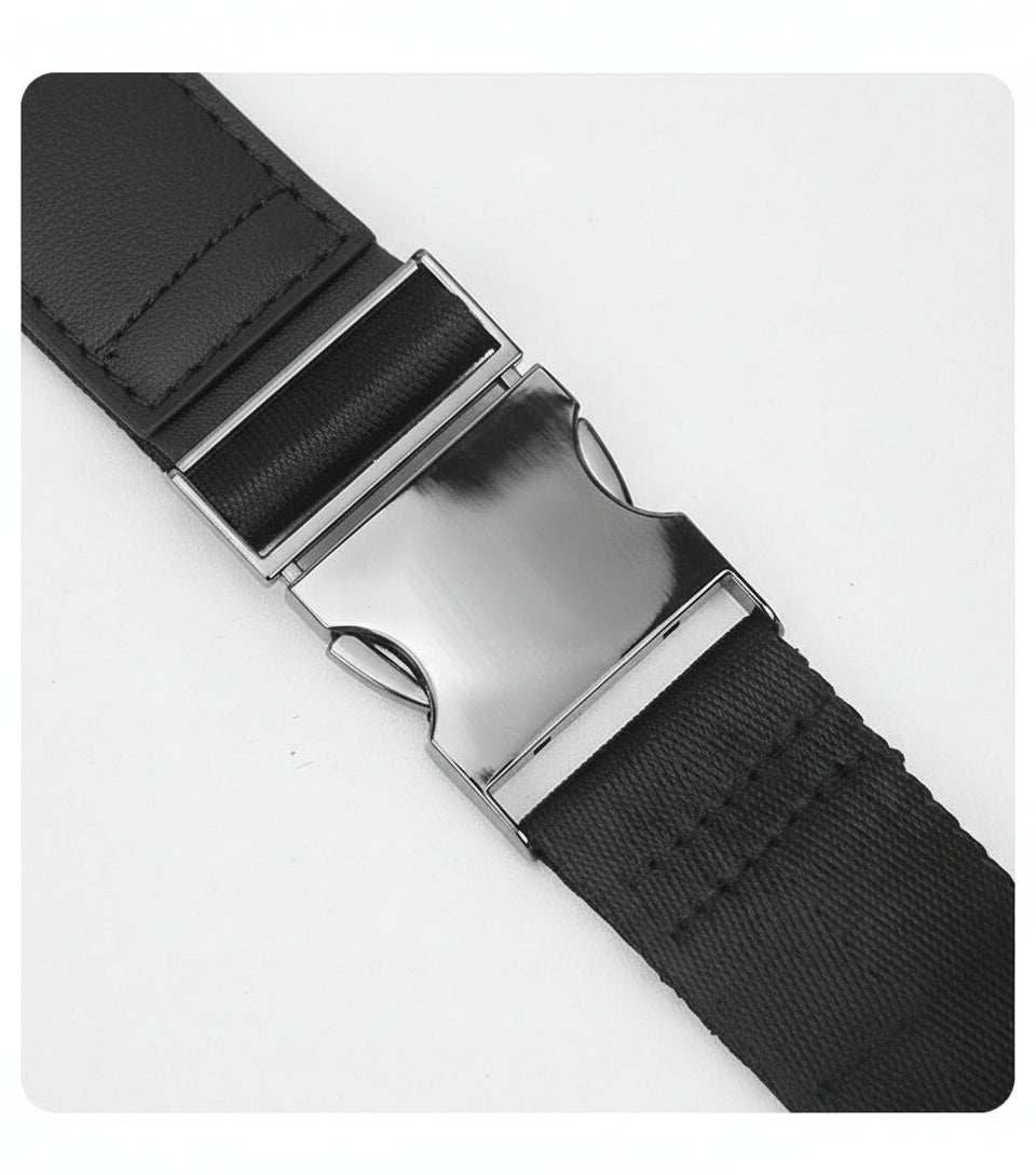 Détail de la boucle métallique du sac banane homme en cuir