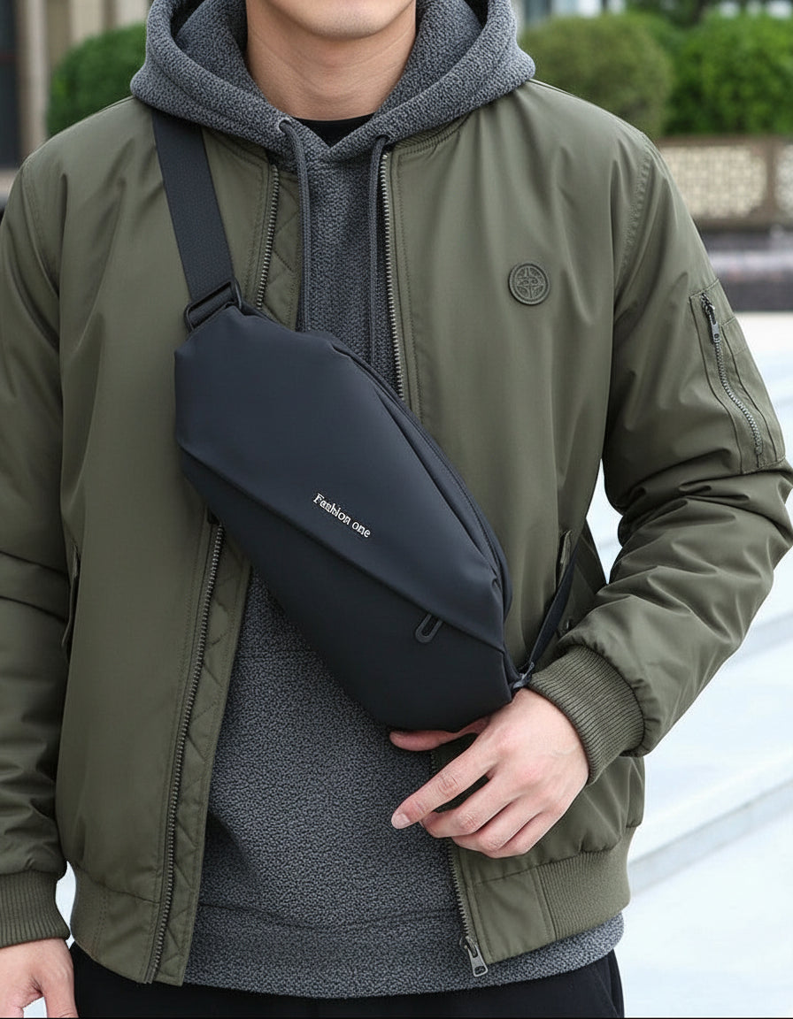 Sac banane homme porté en bandoulière