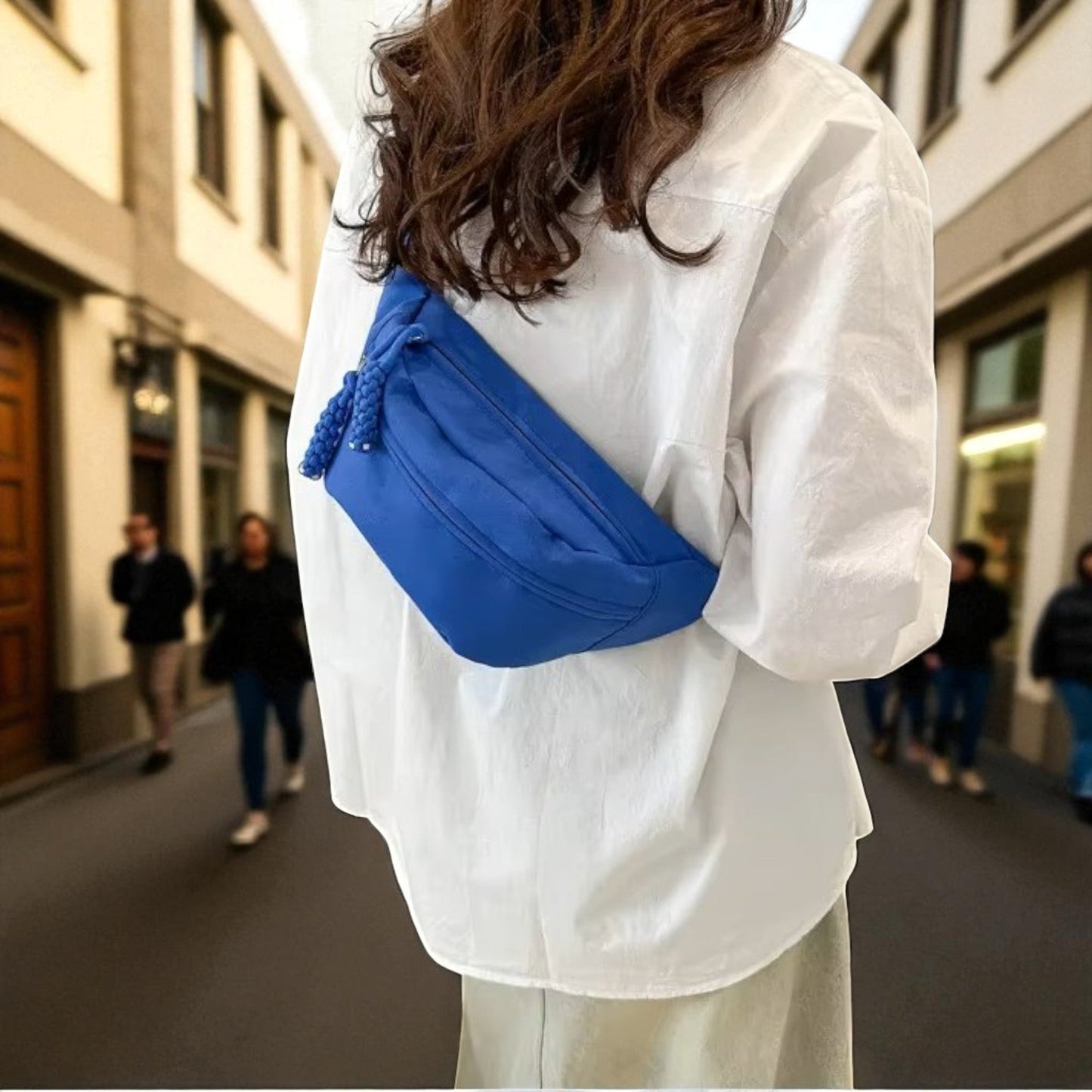 Sac Banane Nylon Résistant, Bleu porté en bandoulière