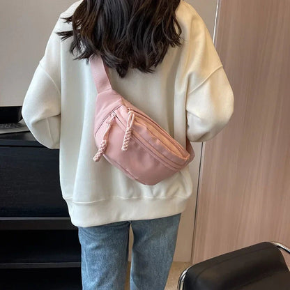 Sac Banane Léger Rose porté en bandoulière 