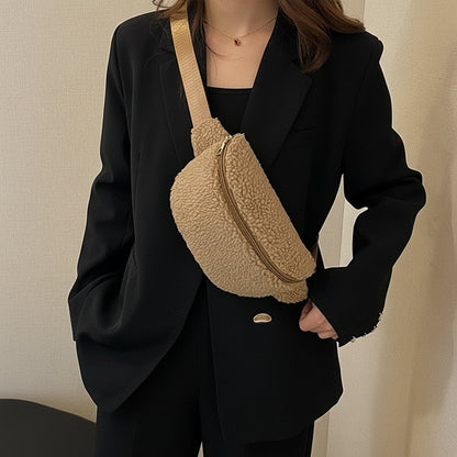 Sac banane sherpa porté en bandoulière, accessoire polyvalent urbain