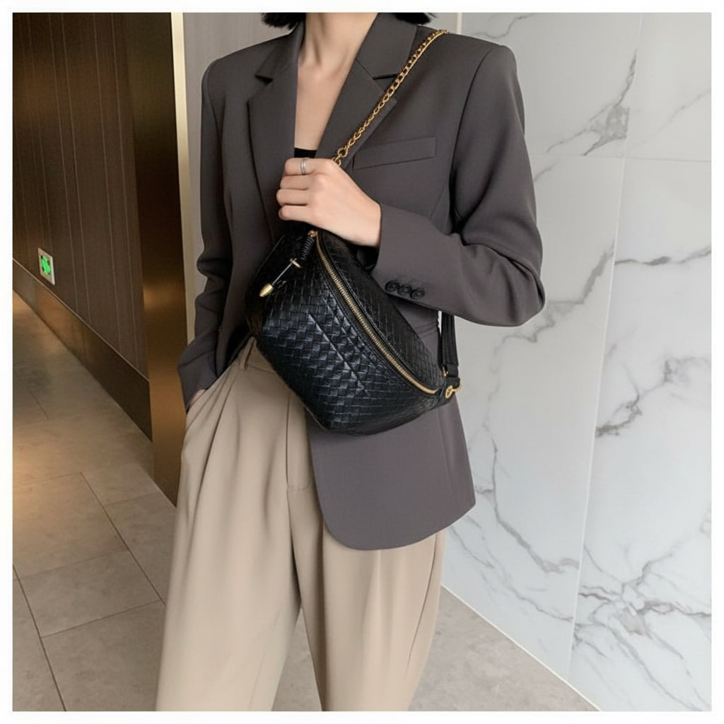 Sac banane à chaîne porté à l'épaule, allure sophistiquée et élégante
