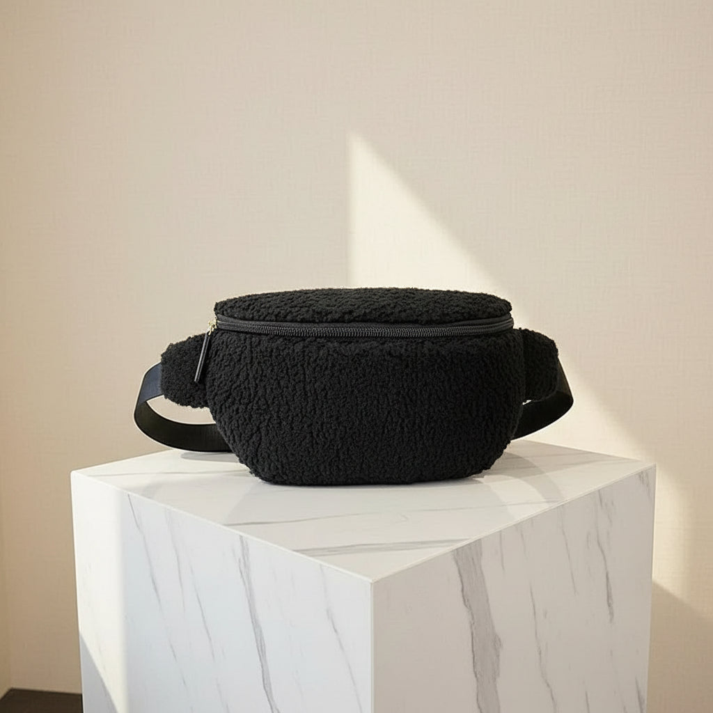 Gros plan matière sherpa moumoute douce et chaleureuse sac banane