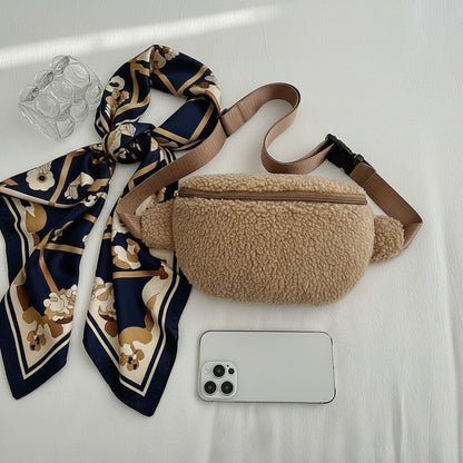 Détail texture sherpa moumoute ultra-douce sac banane tendance hiver