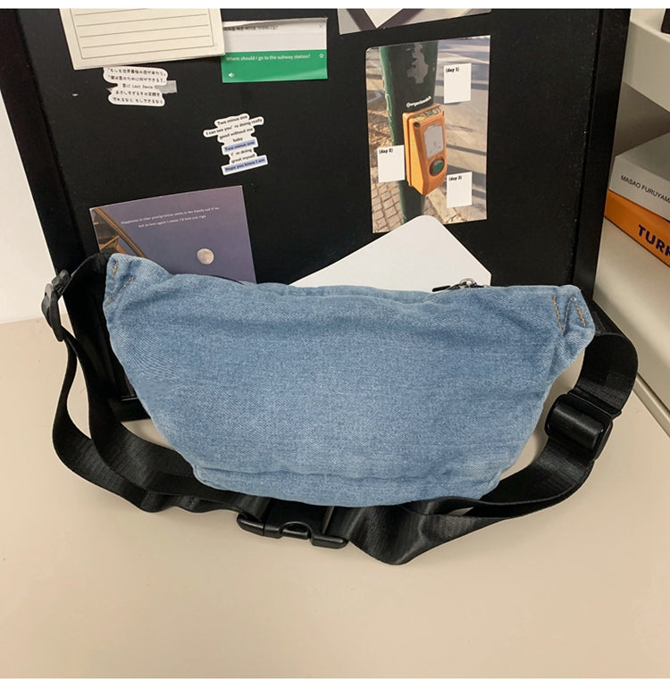 Vue arrière du sac banane denim avec sangle ajustable