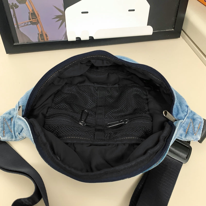 Intérieur du sac banane denim avec compartiment zippé pratique