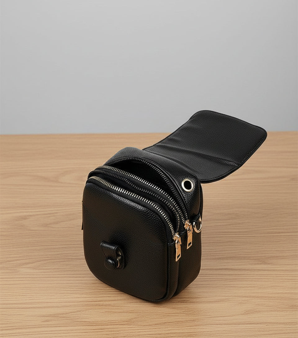 Détail du sac bandoulière ouvert avec compartiments