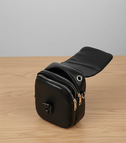 Détail du sac bandoulière ouvert avec compartiments