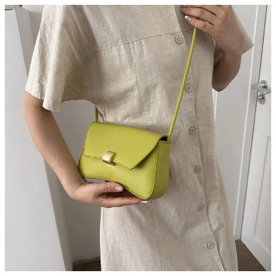 Sac bandoulière Design Élégant, porté croisé par une femme