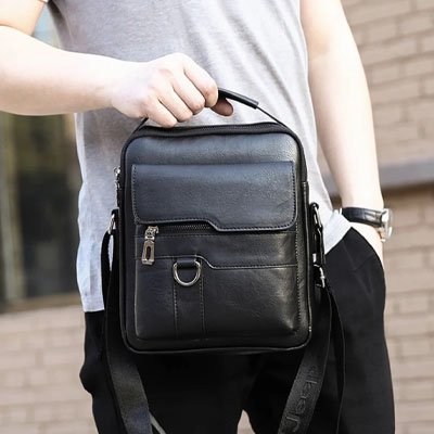 Sac bandoulière homme élégance Premium, porté à la main
