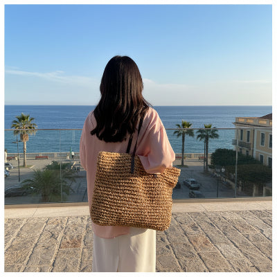 Sac cabas femme Style Bohème porté avec ses grandes anses à l' épaule