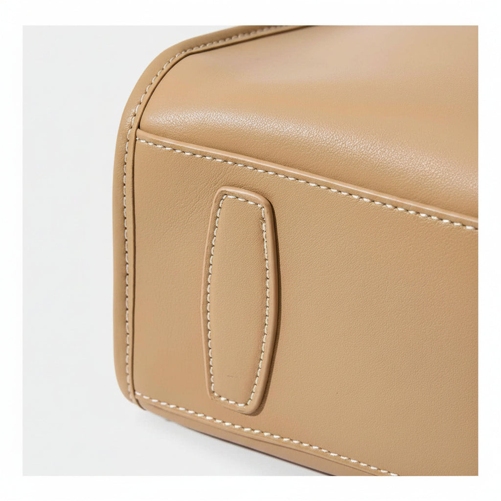 Vue du dessous du sac en cuir en bandoulière élégance intemporelle