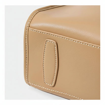 Vue du dessous du sac en cuir en bandoulière élégance intemporelle