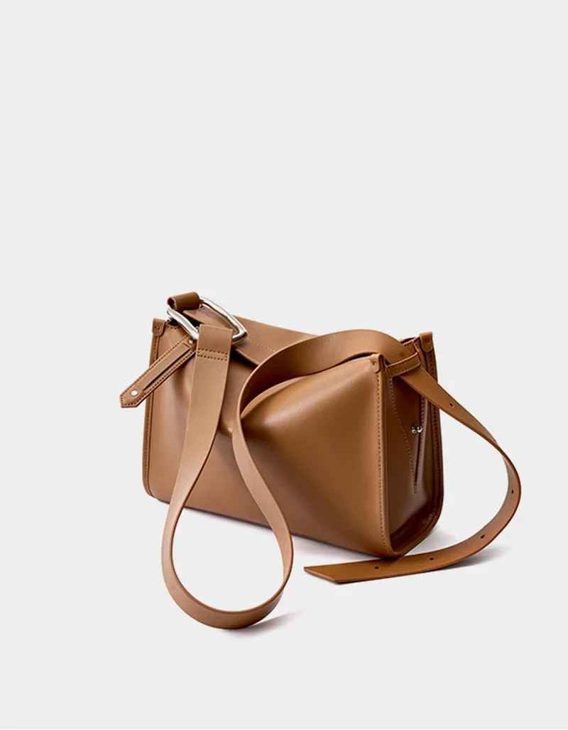 Sac en cuir en bandoulière  élégance intemporelle  de couleur marron 