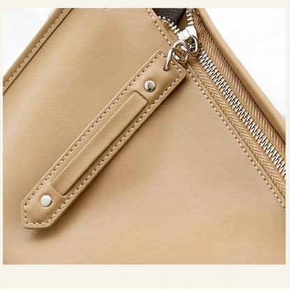 Détail de la fermeture du sac en cuir en bandoulière élégance intemporelle