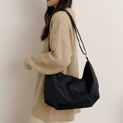 Sac femme bandoulière Croissant Nylon porté à l épaule