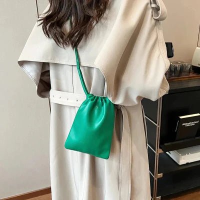 sac femme bandoulière Vert Elégant, porté pas une femme