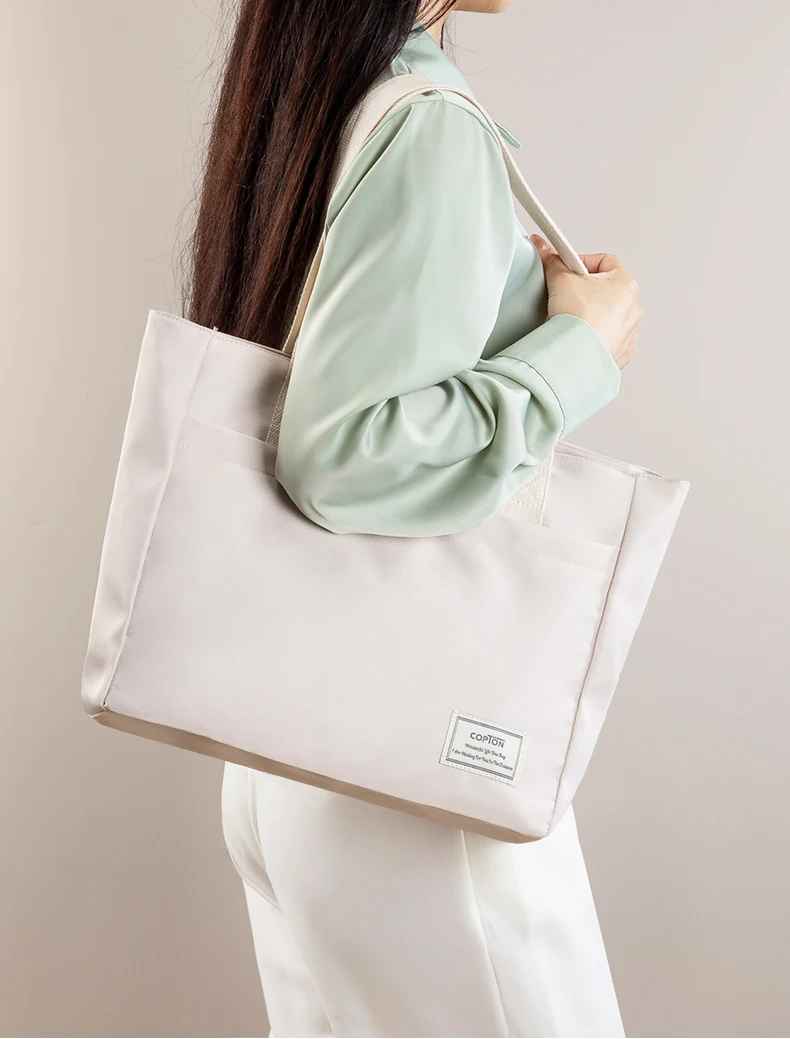 Sac ordinateur femme porté  style urbain et élégant